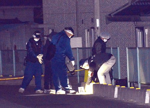 Investigators at the scene (Yomiuri Shimbun)